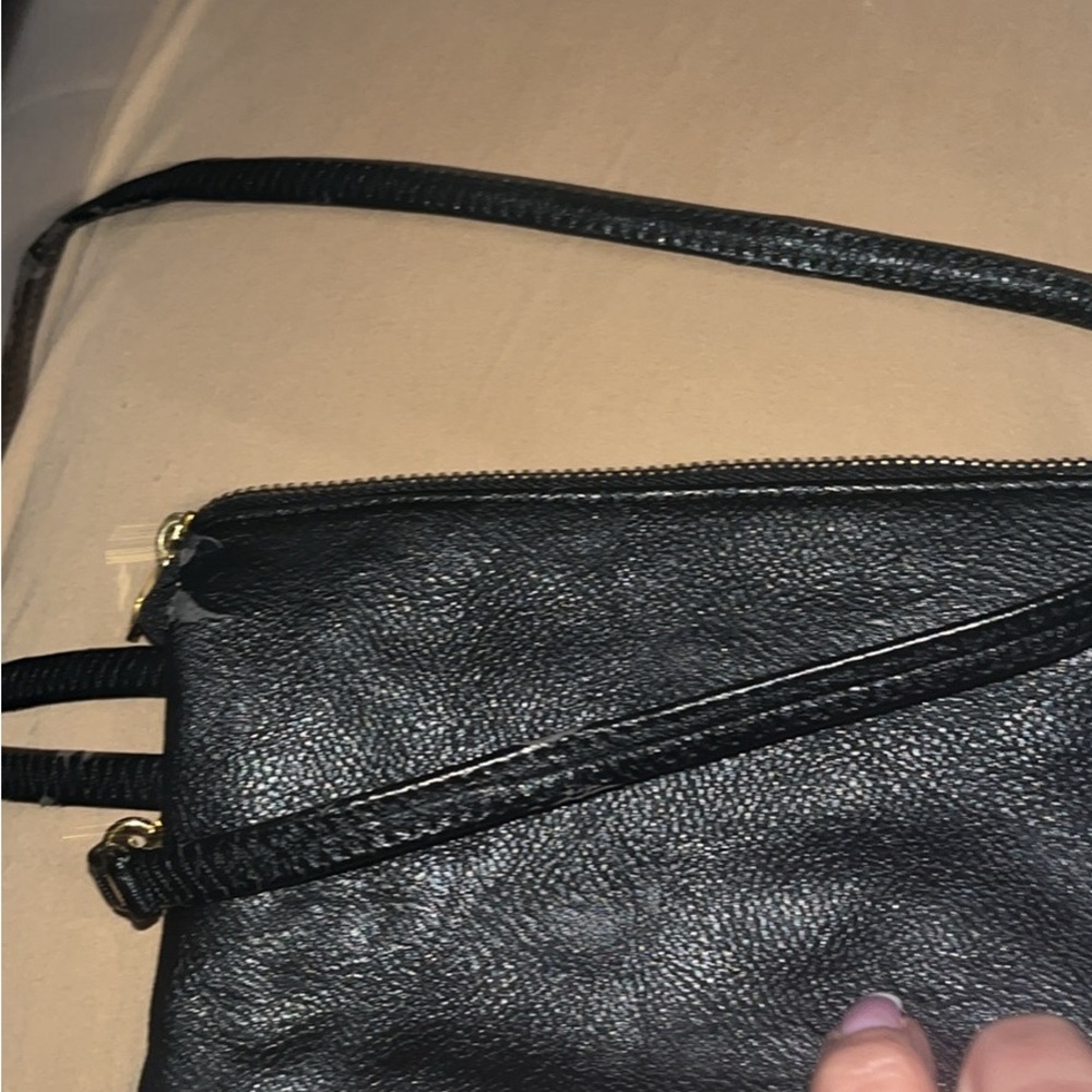 Michael kors black crossbody lots of compartments 🙌🏼